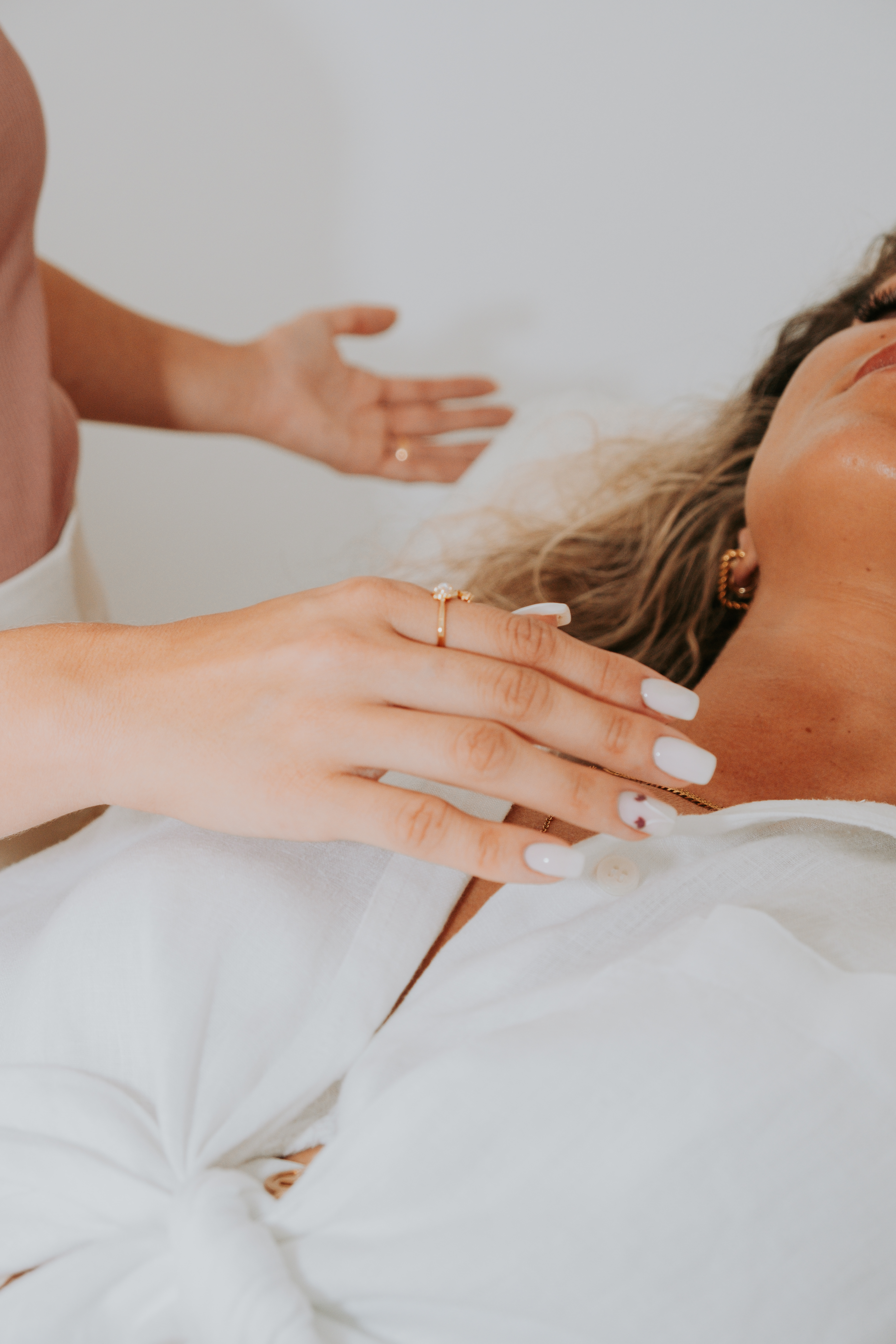 Deolinda a praticar Reiki — presença, intenção e cuidado.